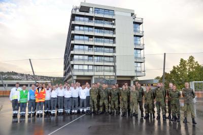 Sporthalle der Hochschule Esslingen wird fuer 200 Fluechtlinge vorbereitet - Bundeswehr im Einsatz